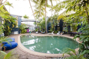 Гостиница Mad Monkey Backpackers Village  Кэрнс